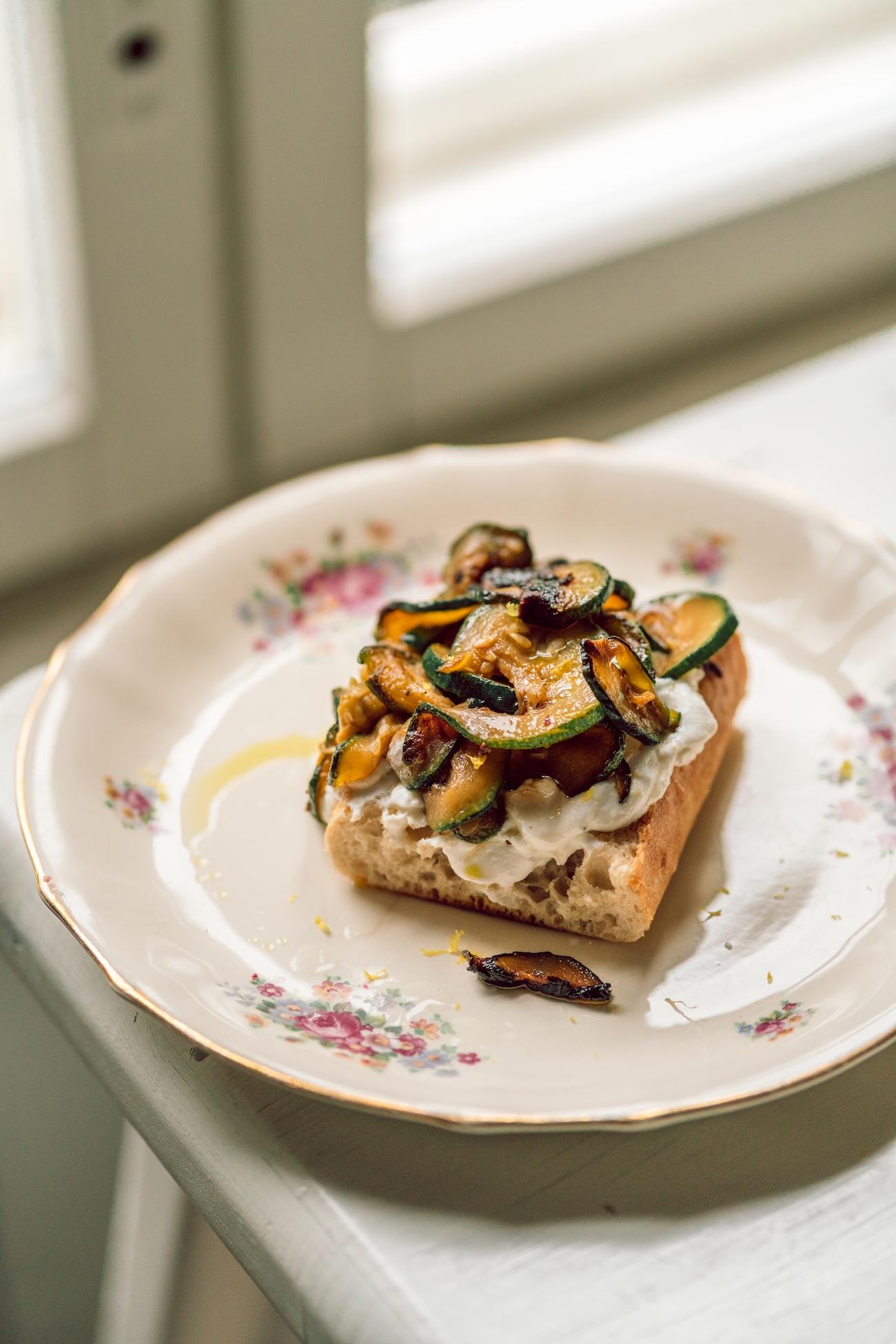 Kesäkurpitsa-Ricotta Toast